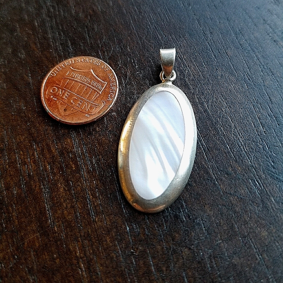 Mother of Pearl & 925 Sterling Silver Pendant - Picture 1 of 2